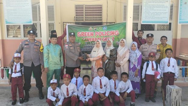 Polres Kepulauan Meranti turun ke sekolah-sekolah mengedukasi siswa akan pentingnya pohon.