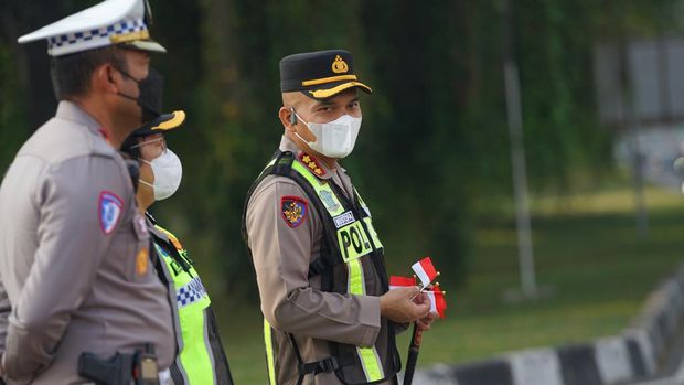 Polres Metro Bekasi membagikan bendera merah putih menyambut Hari Kemerdekaan ke-80 Republik Indonesia. (dok.Istimewa)