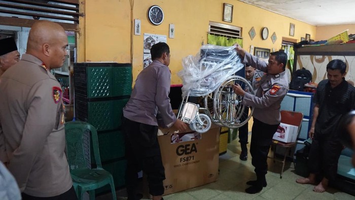 Polres Metro Bekasi memberikan bantuan kursi roda untuk warga Cikarang Utara yang mengalami kelumpuhan sejak lahir. (dok.Istimewa)
