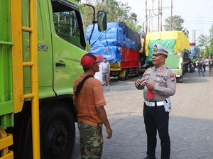 Polres Pelabuhan Tanjung Perak Bagikan Atribut Merah Putih ke Pengendara