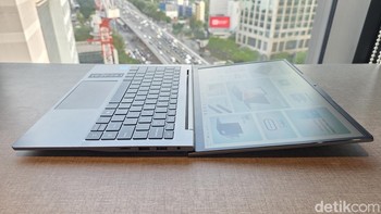 Layar Luxia i3 juga bisa dibuka 180 derajat lho. Kapasistas RAM/SSD adalah 8GB/256GB dengan opsi upgrade. Foto: Fitraya Ramadhanny/detikINET
