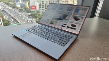 Warnanya Titanium Grey, layarnya 14 inch, 1.920x1.200, IPS, 400 nits, color gamut Typ 100%/Min 95%, materialnya Magnesium Alumunium. Foto: Fitraya Ramadhanny/detikINET