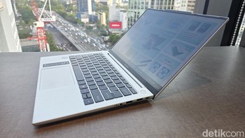 Warnanya Sterling Silver, layarnya 14 inch, 1.920x1.200, IPS, 400 nits, color gamut Typ 100%/Min 95%, materialnya Magnesium Alumunium. Foto: Fitraya Ramadhanny/detikINET