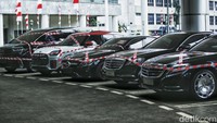Lima mobil mewah sitaan Kejaksaan RI dipajang di Gedung Jampidsus, Jakarta, Selasa, (5/8/2025).
