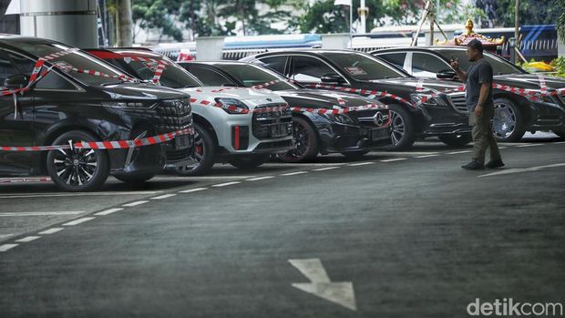 Kejagung menyita lima mobil mewah milik Riza Chalid, tersangka korupsi minyak. Ia tiga kali mangkir dan kini terdeteksi berada di Malaysia.
