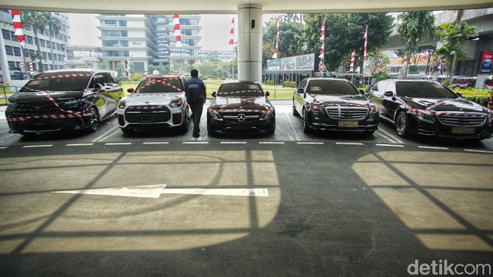 Potret 5 Mobil Mewah Kasus Riza Chalid yang Disita Kejagung Kejagung menyita lima mobil mewah milik Riza Chalid, tersangka korupsi minyak. Ia tiga kali mangkir dan kini terdeteksi berada di Malaysia.