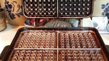Neneknya masih menggunakan panggangan waffle yang sama sejak 1955. Foto: ADuncan222 via Bored Panda