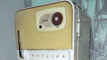 Ini adalah kulkas Philips yang memiliki built in radio. Keluaran tahun 1956. Foto: ur_moms_g** via Bored Panda