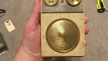 Transistor radio yang didapatkan dari tahun 1950-an. Harganya USD 2,5. Foto: oddlelectronics via Bored Panda