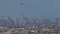 Negara-negara mulai mengirim bantuan kemanusiaan ke Gaza lewat jalur udara, menyusul krisis kelaparan yang memburuk dan terbatasnya akses darat. (REUTERS/Amir Cohen)