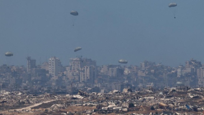 Prancis hingga Belgia Kirim Bantuan Udara ke Gaza Humanitarian aid packages are airdropped over the Gaza Strip, as seen from Israel, August 3, 2025. REUTERS/Amir Cohen TPX IMAGES OF THE DAY