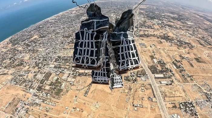 Humanitarian aid is dropped over the Gaza Strip from a Belgian aircraft, obtained by Reuters August 3, 2025. Belgian Defence Ministry/Handout via REUTERS THIS IMAGE HAS BEEN SUPPLIED BY A THIRD PARTY     TPX IMAGES OF THE DAY