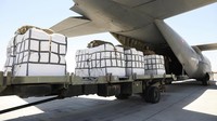 Prancis mengirim bantuan dari Pangkalan Udara Raja Abdullah II, Yordania. Bantuan berupa makanan dan obat-obatan dijatuhkan langsung ke Gaza. (REUTER/Alaa Al Sukhni)
