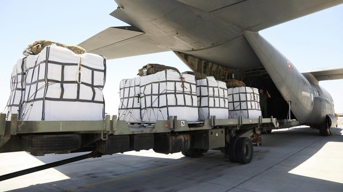 French military personnel load an airplane ahead of a mission to drop humanitarian aid parcels over the Gaza Strip, in King Abdullah II Air Base, Jordan, August 3, 2025. REUTER/Alaa Al Sukhni