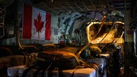 Kanada menerbangkan bantuan seberat lebih dari 21.000 pon dengan pesawat angkut militer CC-130 Hercules dari Amman menuju Gaza. (REUTERS/Canadian Forces)