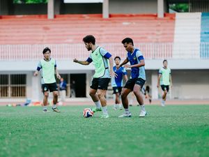 Van Gastel Tak Sabar Pimpin PSIM Tantang Persebaya Surabaya