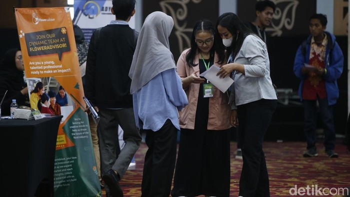 Sejumlah pelamar kerja terlihat mengamati deretan lowongan kerja yang dipasang di arena JobCity Job Fair 2025 di SMESCO, Jakarta, Selasa (5/8/2025). Antusiasme tinggi tampak dari peserta yang hadir sejak pagi.