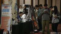 Sejumlah pelamar kerja terlihat mengamati deretan lowongan kerja yang dipasang di arena JobCity Job Fair 2025 di SMESCO, Jakarta, Selasa (5/8/2025). Antusiasme tinggi tampak dari peserta yang hadir sejak pagi.    
