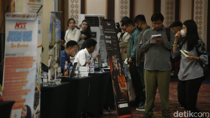 Sejumlah pelamar kerja terlihat mengamati deretan lowongan kerja yang dipasang di arena JobCity Job Fair 2025 di SMESCO, Jakarta, Selasa (5/8/2025). Antusiasme tinggi tampak dari peserta yang hadir sejak pagi.