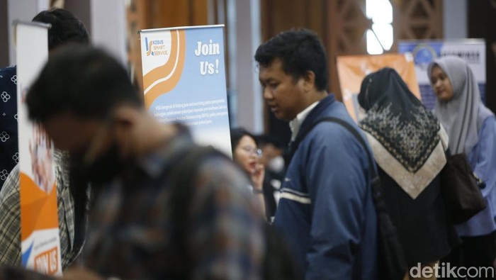 Sejumlah pelamar kerja terlihat mengamati deretan lowongan kerja yang dipasang di arena JobCity Job Fair 2025 di SMESCO, Jakarta, Selasa (5/8/2025). Antusiasme tinggi tampak dari peserta yang hadir sejak pagi.
