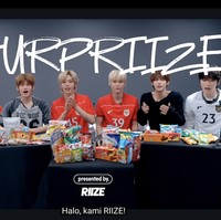 Grup KPop RIIZE mengejutkan penggemar dengan penampilannya memakai jersey timnas Indonesia. Dalam konten YouTube terbaru, para personel RIIZE memperkenalkan camilan favorit mereka dari Indonesia dan Thailand. Foto: dok. YouTube RIIZE