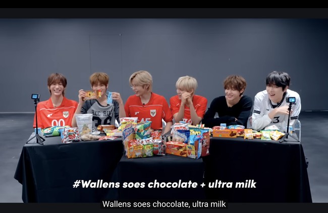 Empat dari enam personel grup KPop RIIZE memperlihatkan pesonanya dalam balutan jersey timnas Indonesia. Ada Anton, Shotaro, dan Eunseok yang memakai jersey berwarna merah. Sedangkan Sungchan jadi satu-satunya personel yang memakai jersey putih. Foto: dok. YouTube RIIZE