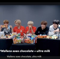 Empat dari enam personel grup KPop RIIZE memperlihatkan pesonanya dalam balutan jersey timnas Indonesia. Ada Anton, Shotaro, dan Eunseok yang memakai jersey berwarna merah. Sedangkan Sungchan jadi satu-satunya personel yang memakai jersey putih. Foto: dok. YouTube RIIZE