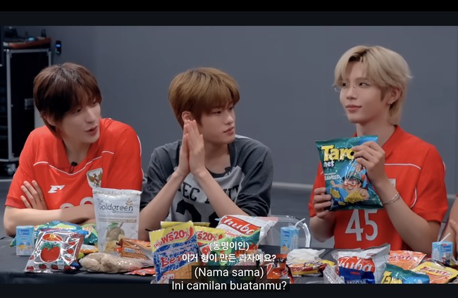 Shotaro begitu antusias saat memperkenalkan camilan rumput laut, yang mirip dengan namanya. Alhasil para personel ikut melontarkan candaan. Foto: dok. YouTube RIIZE