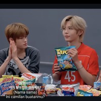 Shotaro begitu antusias saat memperkenalkan camilan rumput laut, yang mirip dengan namanya. Alhasil para personel ikut melontarkan candaan. Foto: dok. YouTube RIIZE