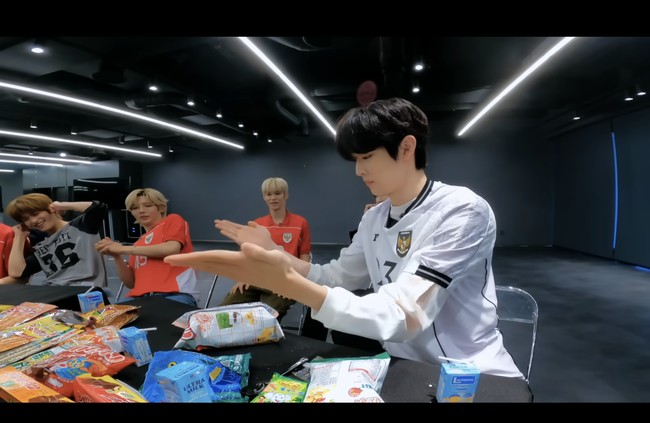 Tak sampai disitu, ada keripik singkong Indonesia yang bikin personel RIIZE ketagihan. Namun, Sungchan mencoba membuka kemasannya dengan cara yang berbeda seperti ajaran Sohee. Foto: dok. YouTube RIIZE