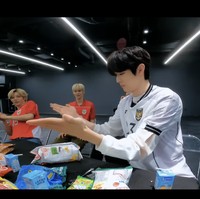 Tak sampai disitu, ada keripik singkong Indonesia yang bikin personel RIIZE ketagihan. Namun, Sungchan mencoba membuka kemasannya dengan cara yang berbeda seperti ajaran Sohee. Foto: dok. YouTube RIIZE