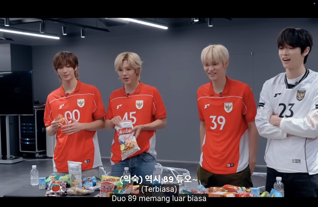 Nomor punggung yang mereka pilih pun terbilang unik. Ada Anton dengan nomor punggung 00, Shotaro 45, Eunseok 39, sementara Sungchan 23. Foto: dok. YouTube RIIZE