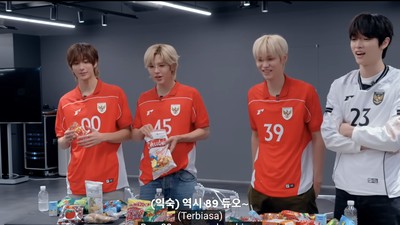 7 Gaya Personel RIIZE Pakai Jersey Timnas Indonesia, Makan Camilan Lokal