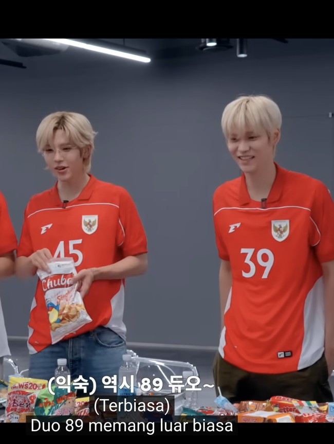7 Gaya Personel RIIZE Pakai Jersey Timnas Indonesia, Makan Camilan Lokal