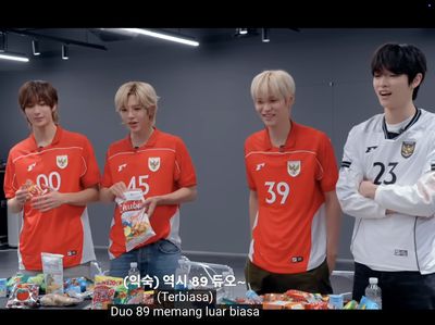 7 Gaya Personel RIIZE Pakai Jersey Timnas Indonesia, Makan Camilan Lokal