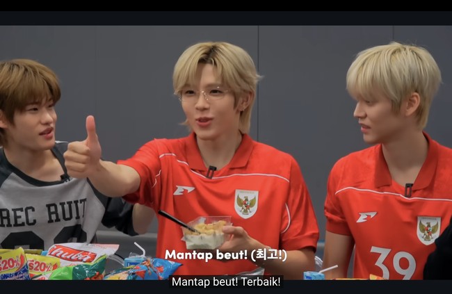 “Mantap beut!” seru Shotaro usai mencoba perpaduan camilan soes coklat dan susu vanila dicampur menjadi sereal, yang disarankan personelnya Sohee. Foto: dok. YouTube RIIZE