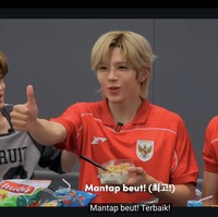 “Mantap beut!” seru Shotaro usai mencoba perpaduan camilan soes coklat dan susu vanila dicampur menjadi sereal, yang disarankan personelnya Sohee. Foto: dok. YouTube RIIZE