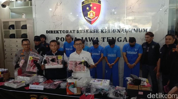 Polda Jateng menggelar jumpa pers ungkap kasus produksi uang palsu yang dibongkar di Boyolali, Selasa (5/8/2025).