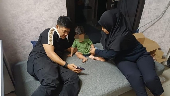 Rina (kanan) dan bayinya saat jeda pemeriksaan di Polres Jakpus (dok. Istimewa)
