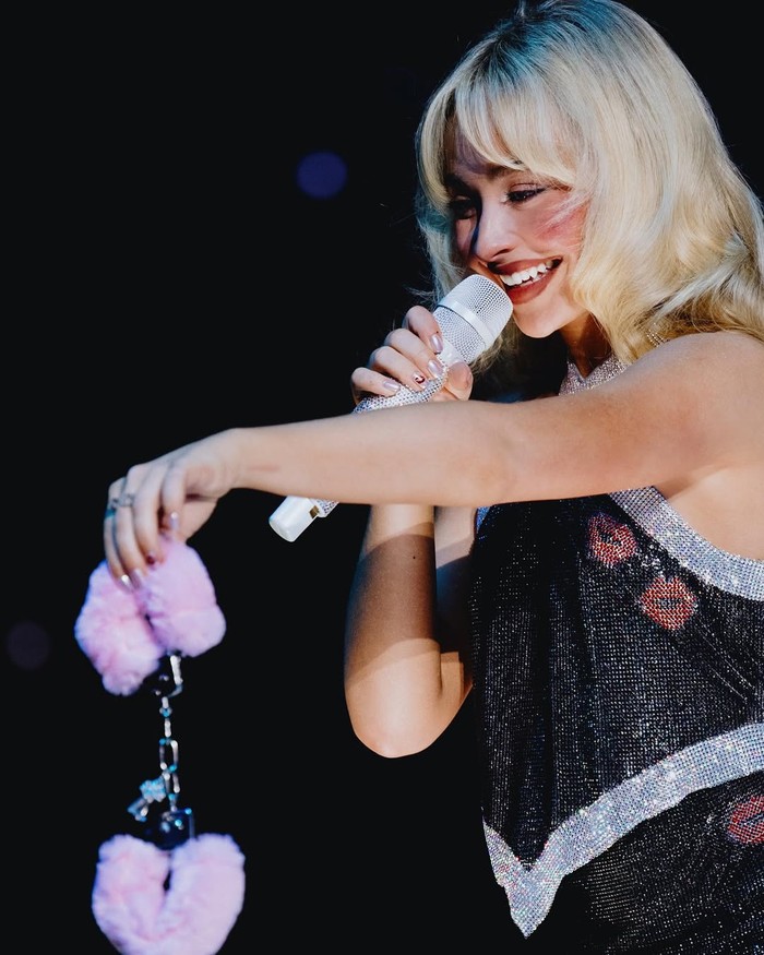 Penerima borgol pink di konser Sabrina Carpenter.