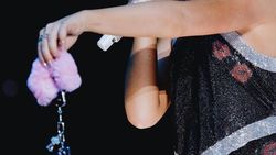 Certified Hot! Cewek-cewek Seksi yang Diborgol Sabrina Carpenter