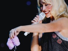 Certified Hot! Cewek-cewek Seksi yang Diborgol Sabrina Carpenter