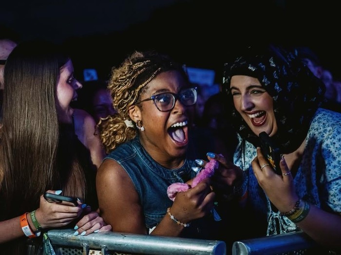 Penerima borgol pink di konser Sabrina Carpenter.