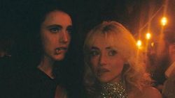 Certified Hot! Cewek-cewek Seksi yang Diborgol Sabrina Carpenter