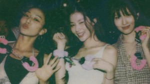 Saat tampil di Lollapalooza 2025, Grant Park, Chicago, pada Minggu (3/8) malam, Sabrina memborgol tiga member TWICE: Sana, Jihyo, dan Momo. (Foto: dok. Instagram @sabrinacarpenter)