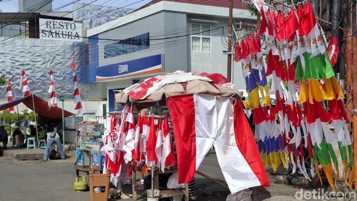 Salah satu penjual bendera di Jalan Yos Sudarso Lubuklinggau