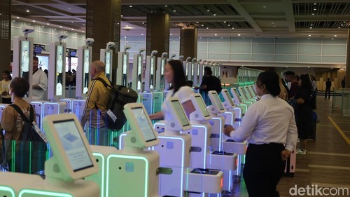 Sejumlah turis asing memindai paspor dan visa di autogate terminal kedatangan internasional Bandara I Gusti Ngurah Rai, Bali, Selasa (5/8/2025). (Aryo Mahendro/detikBali)