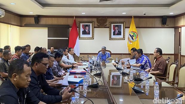 Sekretaris Daerah (Sekda) Jawa Tengah, Sumarno, menerima para petugas irigasi berstatus honorer di lingkungan Dinas Pekerjaan Umum Sumber Daya Air dan Penataan Ruang (Pusdataru) Provinsi Jateng, di kantornya, Kota Semarang, Selasa (5/8/2025).