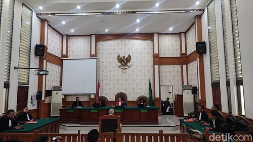 Sidang kasus dugaan pemalsuan silsilah I Gusti Raka Ampug dihadapan ketua Majelis Hakim, Heriyanti di ruang sidang Cakra, Pengadilan Negeri (PN) Denpasar, Selasa (5/8/2025).