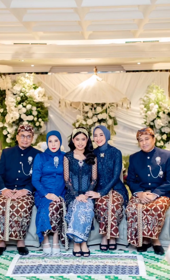 Putri sulung Alya Rohali, Namira Adjani Ramadina baru saja menggelar acara siraman jelang pernikahannya. Ia dan keluarga tampil elegan dalam balutan busana seragaman warna biru navy. Foto: Instagram/@arohali